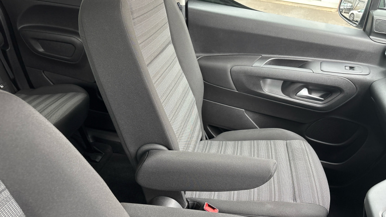 Vauxhall Combo Life 100kW SE 50kWh 5dr Auto Electric Estate